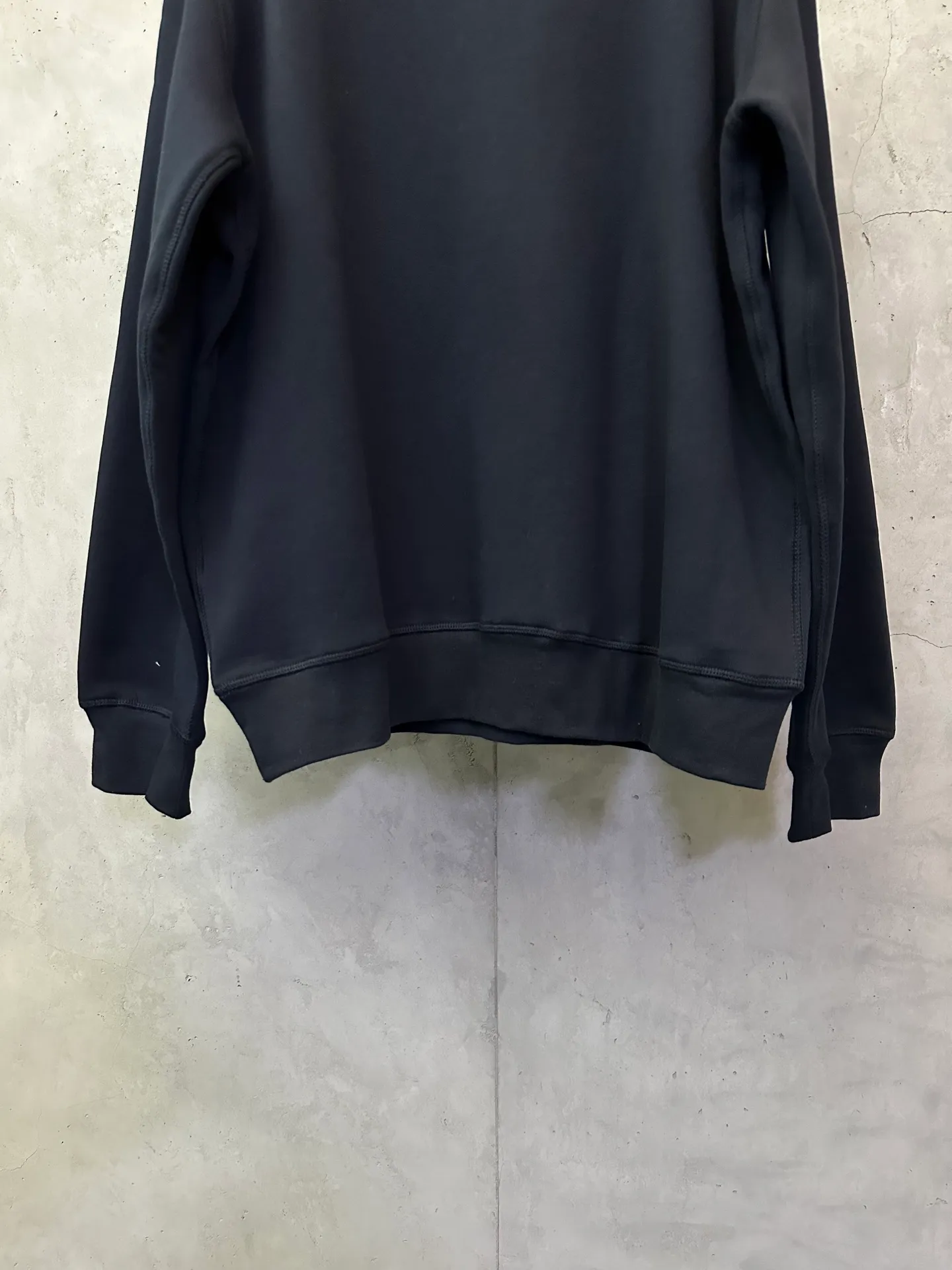 P330 Ralph Lauren logo embroidered sweatshirt. Customized cloud-like honey cotton fleece sweatshirt material. It feels delicate and comfortable against the skin. It is mainly made of deep black and is decorated with exquisite white pony logo. It is highly recognizable. Customized hardware. Thread. Accessories. Matching. Same style for men and women. -Color: Black White Blue Gray -Size: S M L XL